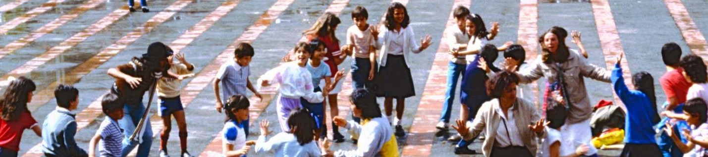 Niños de la comparsa de Simbiosis en La Plaza, Manizales