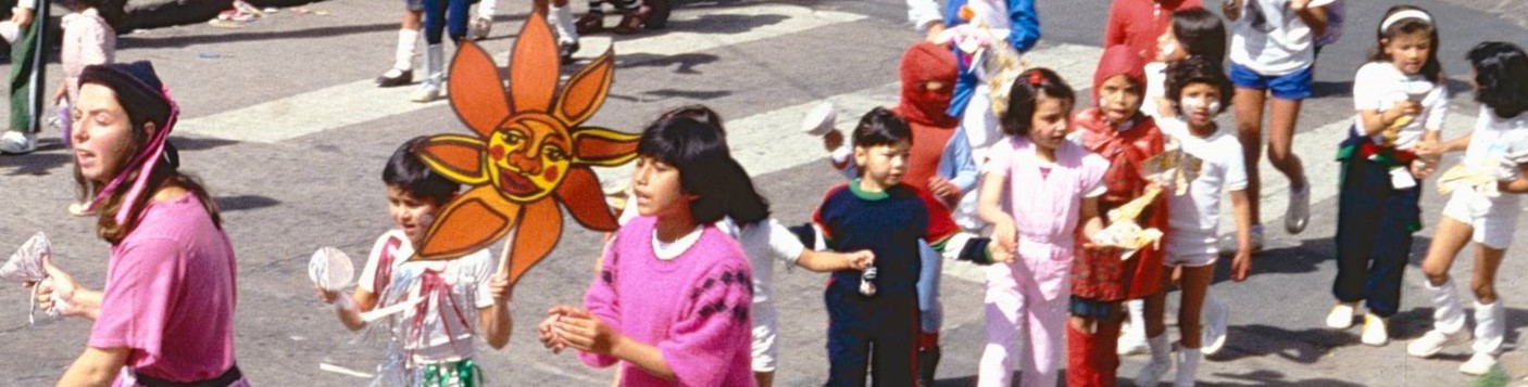 Ensamblaje en comparsa con niños de La Perseverancia