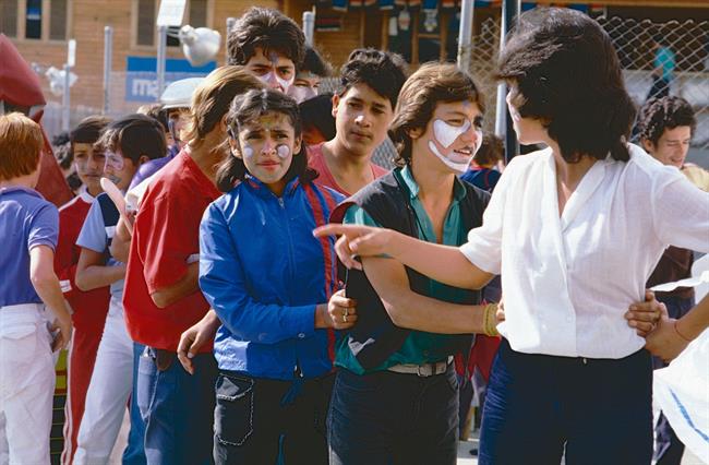 Alt' Niños en fila por la Comparsa