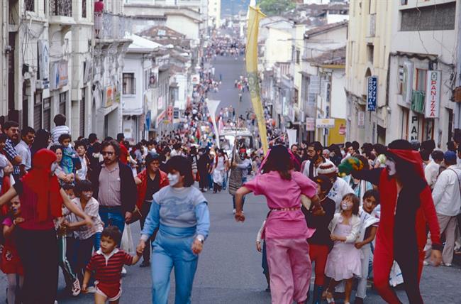 Alt' La Comparsa llenando la calle en Manizales