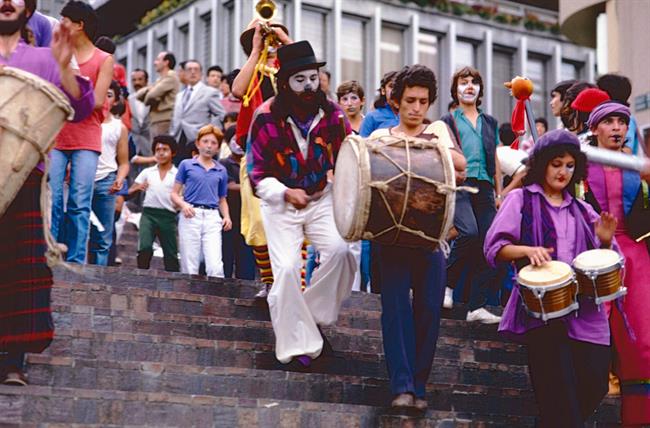 Alt' Los Músicos bajando la escaleras de la Plaza