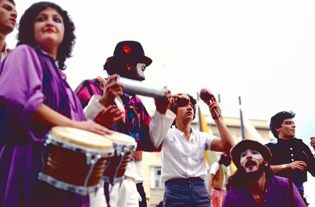 Alt' Los Músicos tocando en la Plaza en Manizales